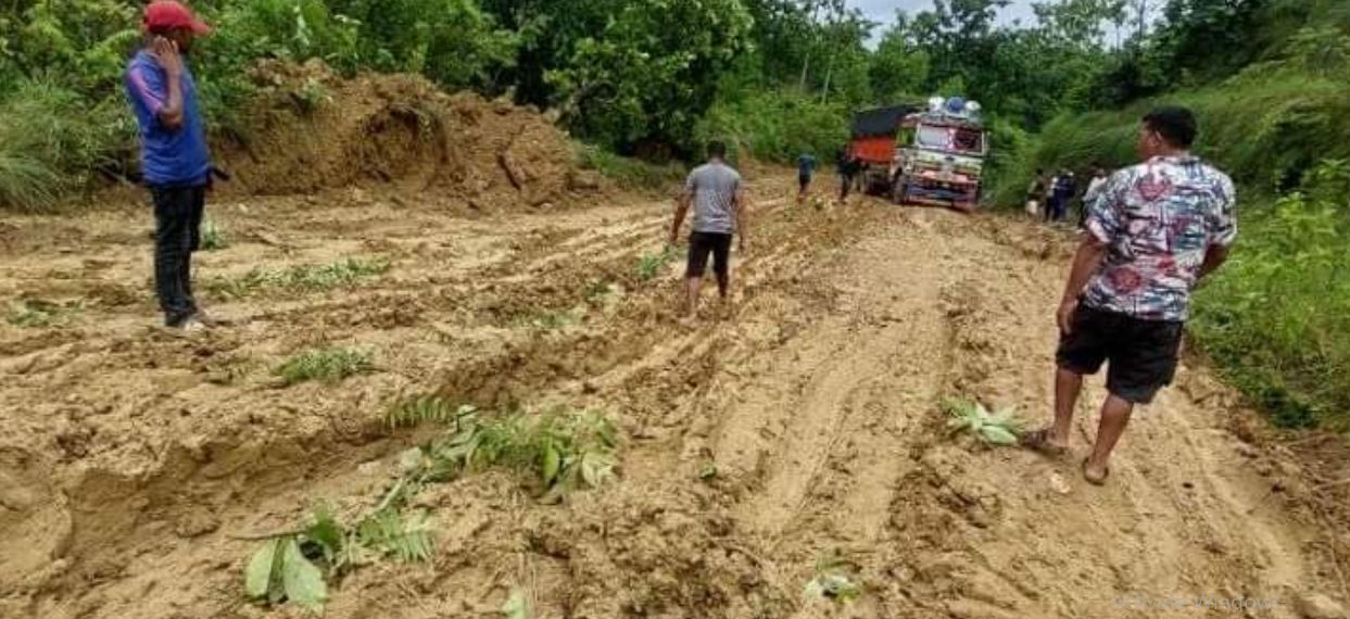 ३० वर्षसम्म पनि बनेन पश्चिम सुर्खेतको सडक